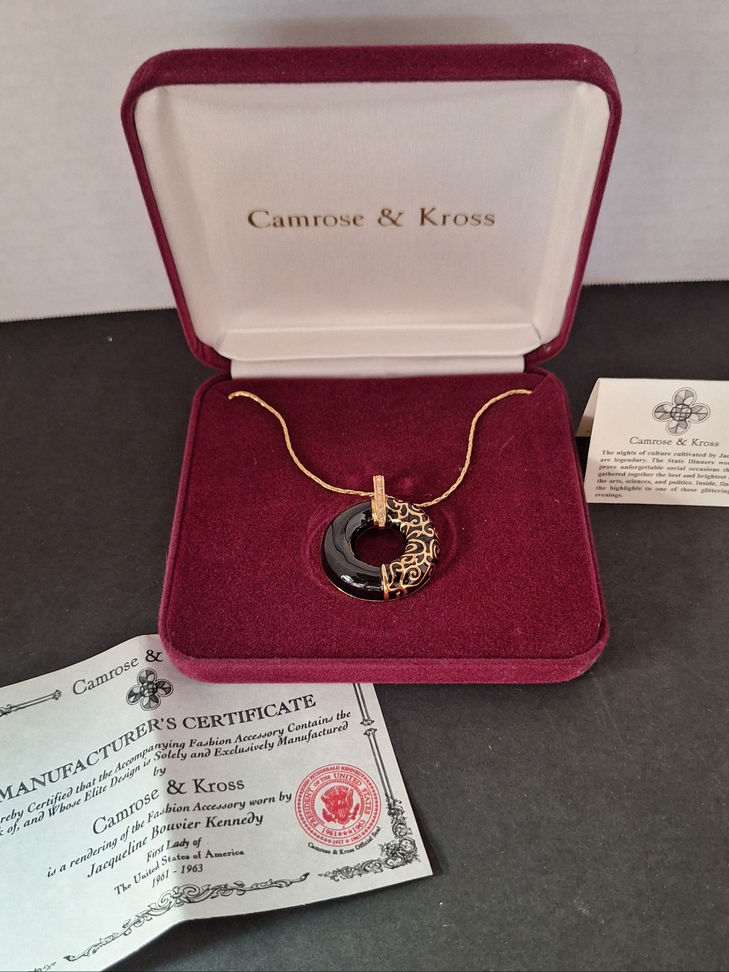 Camrose Kross Parisian Black And Gold Round Circle Pendant Necklace 85$